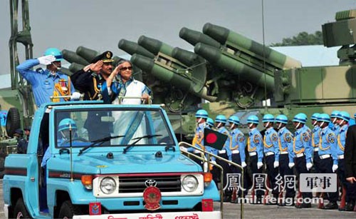 Trung Quốc là nhà xuất khẩu vũ khí lớn trên thế giới, tích cực cạnh tranh với Nga. Trong hình là tên lửa phòng không tầm gần HQ-7 (FM-90) mà Trung Quốc xuất khẩu cho Bangladesh